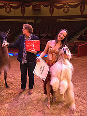 Circus Krone 2017: kuschlinge Lamas und Windhunde übergaben 12.000 Freikarten an die 3.Bürgermeisterin Christine Strobl